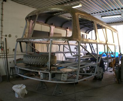 Záběry z postupu prací na kloubovém autobuse Škoda 706 RTO-K