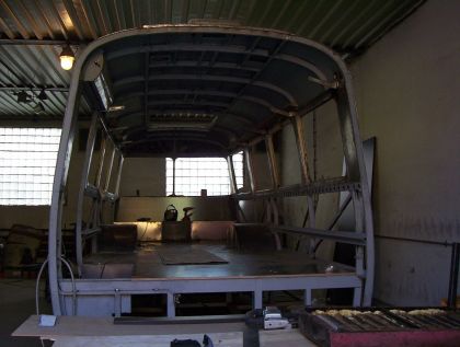 Záběry z postupu prací na kloubovém autobuse Škoda 706 RTO-K
