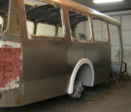 Záběry z postupu prací na kloubovém autobuse Škoda 706 RTO-K