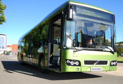 Hybridní městský autobus Volvo 7700 se představuje v České republice