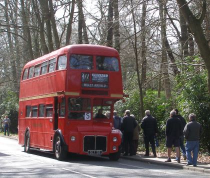 Vracíme se do autobusového muzea v Cobhamu ve Velké Británii