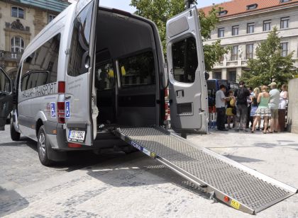 ROPID: Mikrobusy na zavolání s asistencí - nová služba pro zdravotně postižené