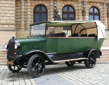 Retro Prague - fotografie veteránů v okolí Rudolfina