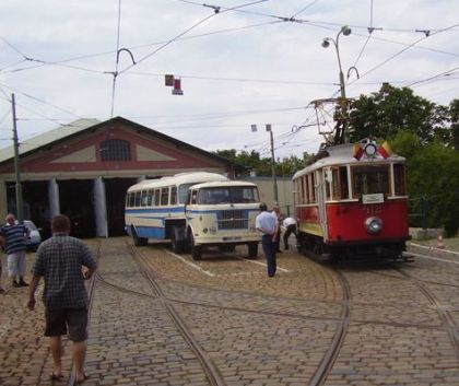 Historické autobusy v rámci Retro Prague zajely navštívit střešovické muzeum