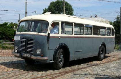 Historické autobusy v rámci Retro Prague zajely navštívit střešovické muzeum