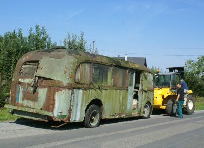 Vrak autobusového vleku byl dnes vyzdvižen ze zahrady na Plzeňsku 