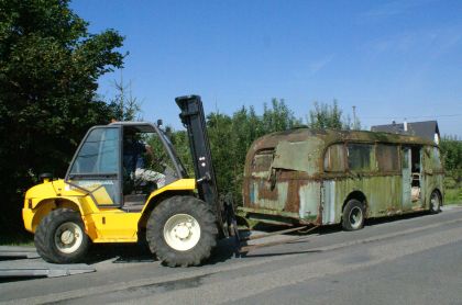 Vrak autobusového vleku byl dnes vyzdvižen ze zahrady na Plzeňsku 