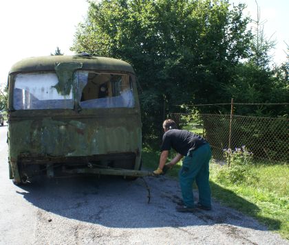 Vrak autobusového vleku byl dnes vyzdvižen ze zahrady na Plzeňsku 