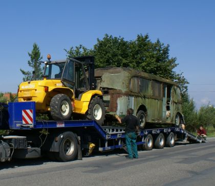 Vrak autobusového vleku byl dnes vyzdvižen ze zahrady na Plzeňsku 