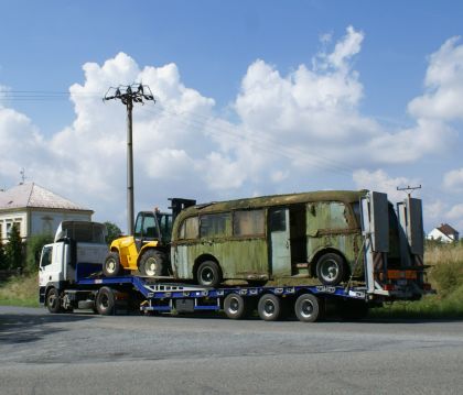 Vrak autobusového vleku byl dnes vyzdvižen ze zahrady na Plzeňsku 