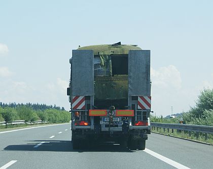 Vrak autobusového vleku byl dnes vyzdvižen ze zahrady na Plzeňsku 