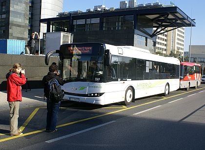 Od včerejška se v Praze pohybuje testovací hybridní autobus Solaris Urbino 12 H