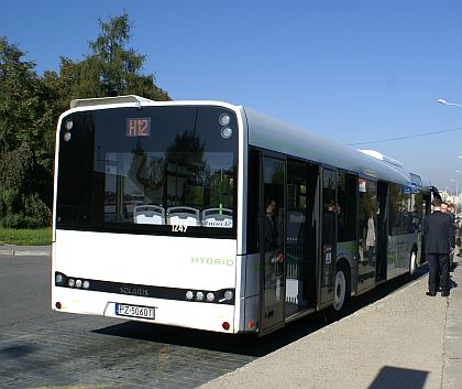 Od včerejška se v Praze pohybuje testovací hybridní autobus Solaris Urbino 12 H