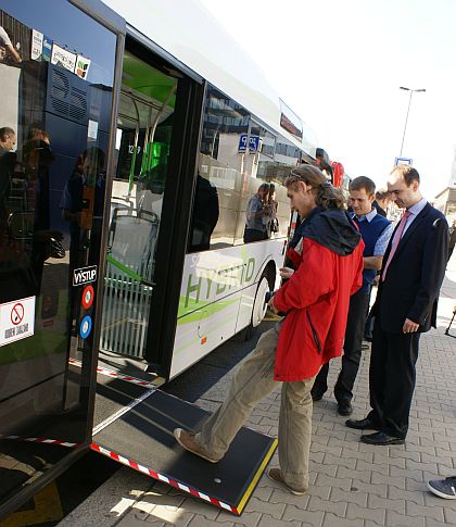 Od včerejška se v Praze pohybuje testovací hybridní autobus Solaris Urbino 12 H