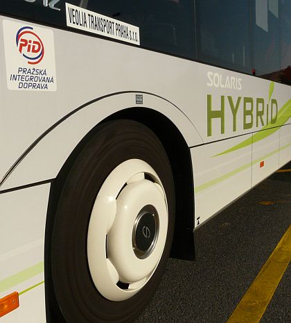 Od včerejška se v Praze pohybuje testovací hybridní autobus Solaris Urbino 12 H