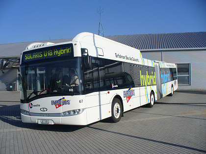 Od včerejška se v Praze pohybuje testovací hybridní autobus Solaris Urbino 12 H