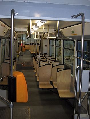 Modernizovaná tramvaj typu LTM 10.08 Astra s novými dřevěnými sedačkami 