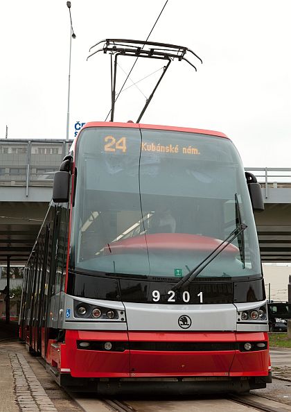 Tramvaj 15T ForCity - záběry ze zahájení provozu s cestujícími