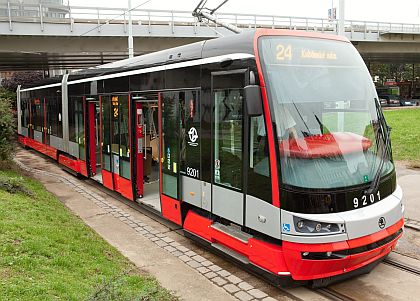 Tramvaj 15T ForCity - záběry ze zahájení provozu s cestujícími