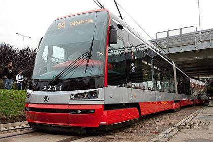 Tramvaj 15T ForCity - záběry ze zahájení provozu s cestujícími