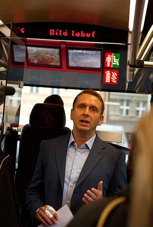 Tramvaj 15T ForCity - záběry ze zahájení provozu s cestujícími