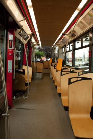 Tramvaj 15T ForCity - záběry ze zahájení provozu s cestujícími