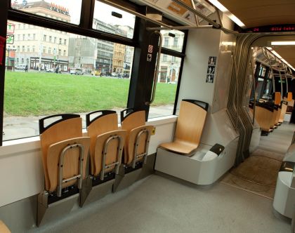 Tramvaj 15T ForCity - záběry ze zahájení provozu s cestujícími