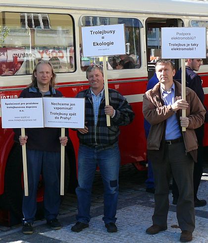 Několik záběrů z  'obnovení' trolejbusového provozu v Praze 