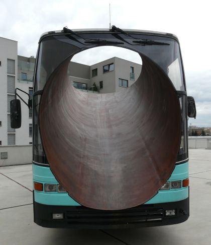 Autokar jako umělecká inspirace - socha TOUR od Lukáše Rittsteina