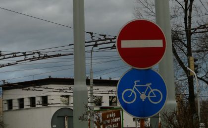 Vracíme se do červenobílých Pardubic, města drátů, cyklistů a nápadů