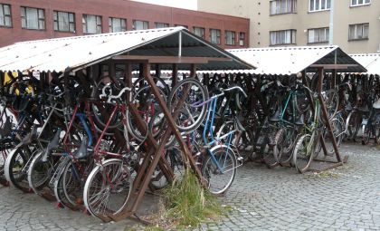 Vracíme se do červenobílých Pardubic, města drátů, cyklistů a nápadů