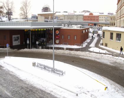 Cestující na Florenci měli možnost strávit noční mrazivé čekání v nové hale