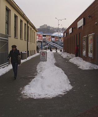 Cestující na Florenci měli možnost strávit noční mrazivé čekání v nové hale