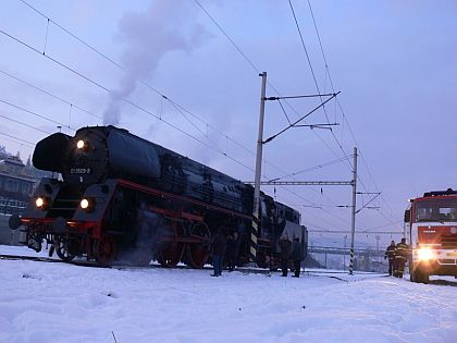 Ze světa železnic: Aktuální snímky německé parní lokomotivy v Praze 