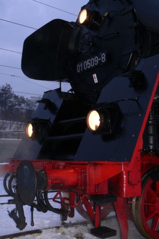 Ze světa železnic: Aktuální snímky německé parní lokomotivy v Praze 