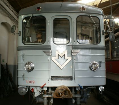 První ze závěrečné série třinácti modernizovaných souprav metra typu 81-71M