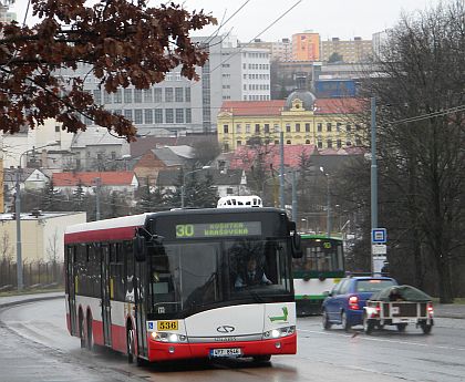 Nový  třínápravový Solaris Urbino 15 v Plzni se liší od svých předchůdců