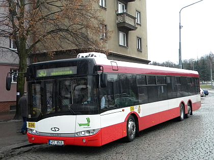 Nový  třínápravový Solaris Urbino 15 v Plzni se liší od svých předchůdců