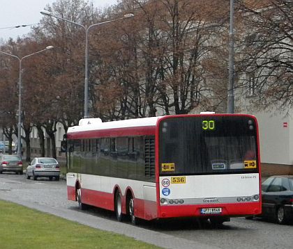 Nový  třínápravový Solaris Urbino 15 v Plzni se liší od svých předchůdců