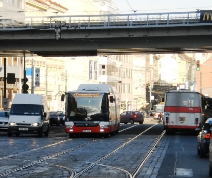 Autobusové záběry z Prahy: Hybridní SOR DPP v akci uvnitř Prahy, 