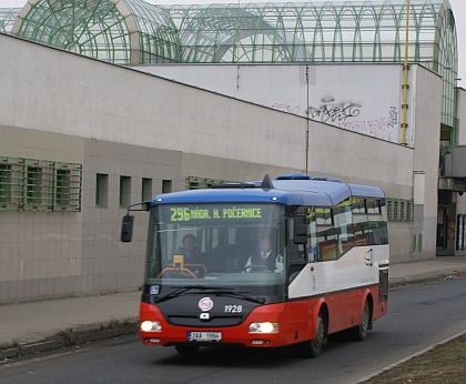 Autobusové záběry z Prahy: Hybridní SOR DPP v akci uvnitř Prahy, 