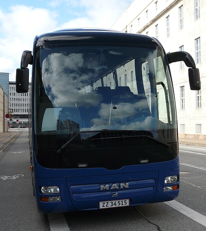 Autokar 'POLITI' v Kodani spolu s flotilou Sprinterů