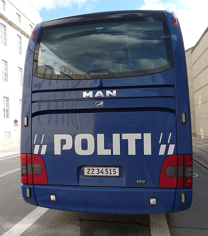 Autokar 'POLITI' v Kodani spolu s flotilou Sprinterů 