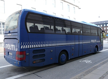 Autokar 'POLITI' v Kodani spolu s flotilou Sprinterů