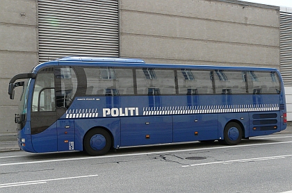 Autokar 'POLITI' v Kodani spolu s flotilou Sprinterů
