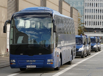 Autokar 'POLITI' v Kodani spolu s flotilou Sprinterů