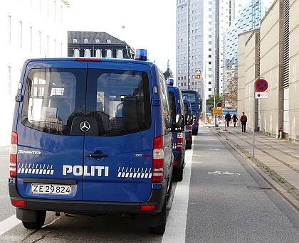 Autokar 'POLITI' v Kodani spolu s flotilou Sprinterů