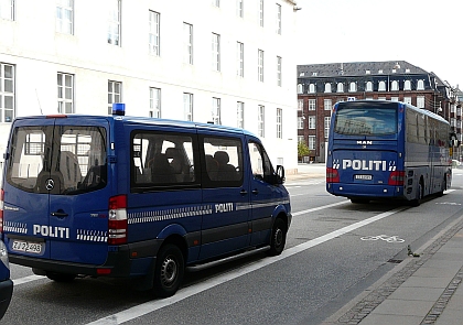 Autokar 'POLITI' v Kodani spolu s flotilou Sprinterů