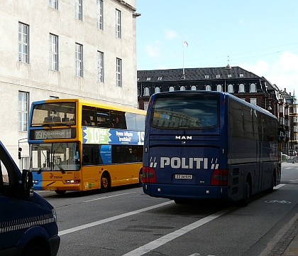 Autokar 'POLITI' v Kodani spolu s flotilou Sprinterů 