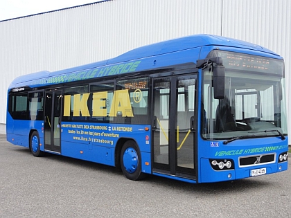 Hybridní autobus Volvo vozí zákazníky IKEA ve Strasbourgu